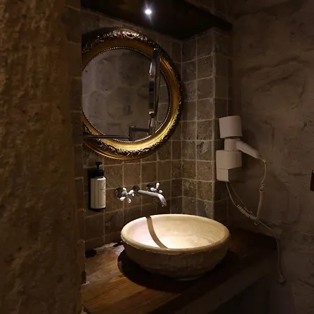 Hotel Artium Cave *