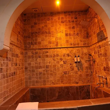 Artium Cave Hotel *